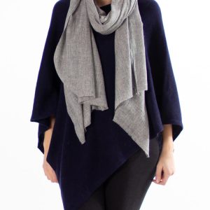 Grått skjerf av cashmere – tettvevd
